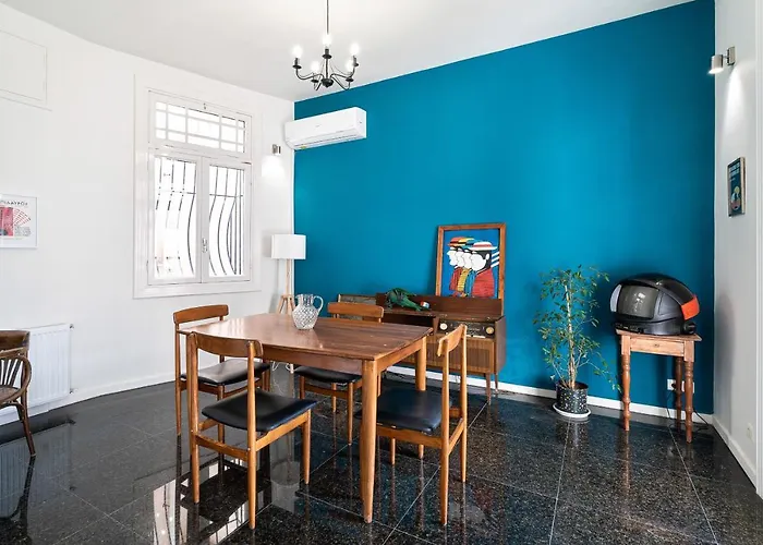 Spacious & Artistic Retro 2Bd Apt With Sauna