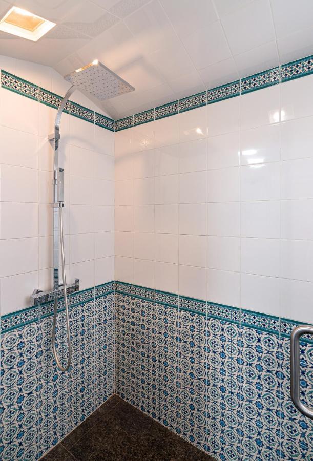 Spacious & Artistic Retro 2bd With Sauna Athens